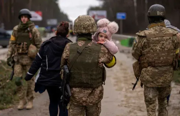 Эвакуация мирного населения в Украине​ / AP Photo / Emilio Morenatti