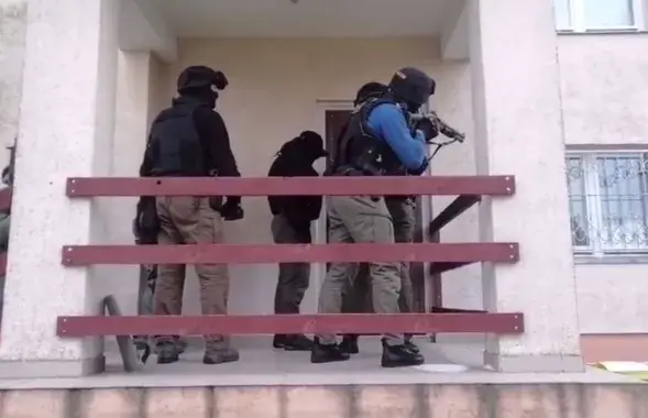 Трэба дома бываць часцей, говорили они / скриншот видео оперативной съёмки