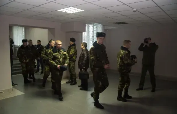 Салдаты чакаюць паседжання па "справе Коржыча", 2018 год / Здымак носіць ілюстрацыйны характар, Еўрарадыё