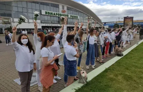 Women in white protesting near Minsk's main market halls Kamarouka / Euroradio