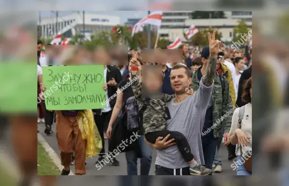 Минчанин на акции протеста / Shutterstock
