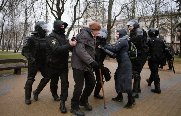 Задержание 80-летнего поэта Яна Гриба на Дне Воли. Фото Еврорадио​