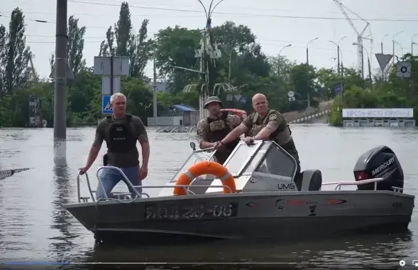 Зяленскі таксама пабываў на пераправе ў Херсоне, праз якую людзі выязджаюць з затопленых тэрыторый /&nbsp;@V_Zelenskiy_official
