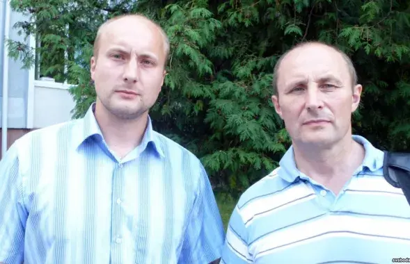 На фото svaboda.org &mdash; Алексей Милюков с отцом Олегом Желновым