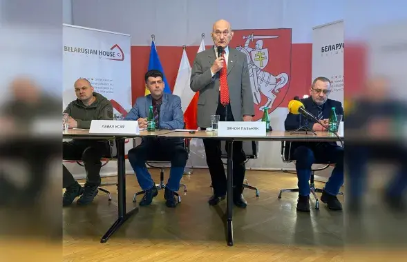 Падчас прэс-канферэнцыі ў Варшаве, выступае Зянон Пазняк / Еўрарадыё&nbsp;
