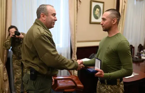 Пограничник Роман Грибов получает награду "За заслуги перед Черкащиной" / hromadske.ua