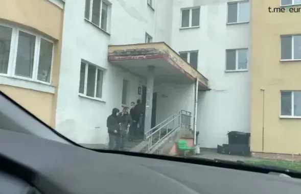 Силовики покидают квартиру Марины Золотовой / кадр из видео​