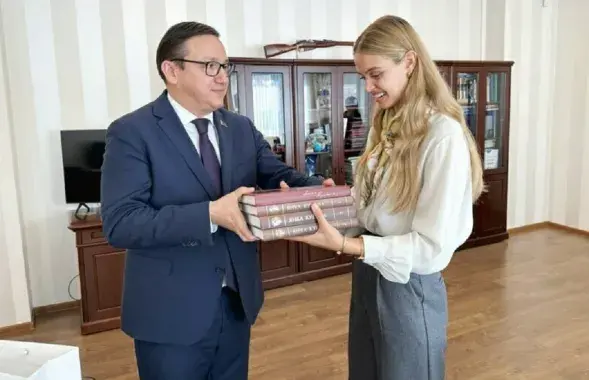 Прапагандыст вырашыў асабіста перадаць кнігі прыгажуні / АНТ