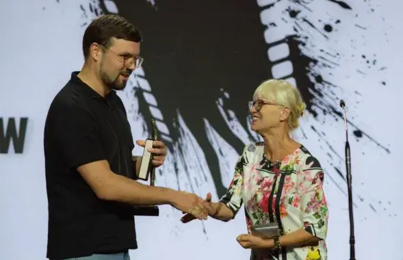 Aliaksandr Mikhalkovich receives an award / facebook.com/festiwal.filmowy.nnw