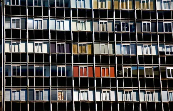 Apartments in a residential building / pexels.com