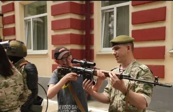 Украінскіх дзяцей у Беларусі вазілі на базы спецыяльных вайсковых падраздзяленняў