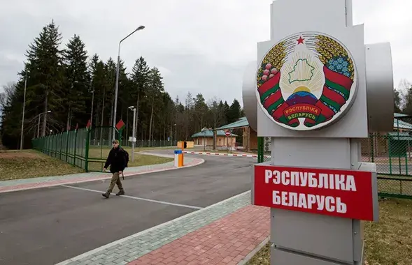 Большинство задержали после того, как их телефоны проверили сотрудники КГБ или таможни