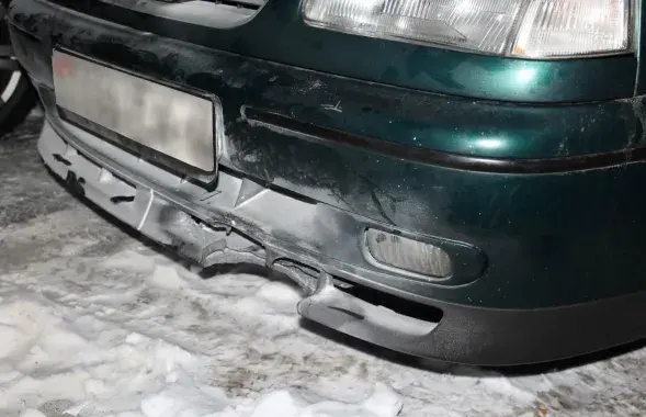 У аўтамабіля пашкоджаны бампер