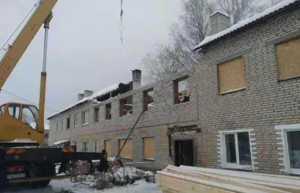 Восстанавливаются стены и крыша