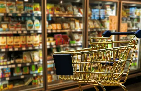 Продавщица магазине годами продавала товар мимо кассы — теперь ей грозит 12 лет
