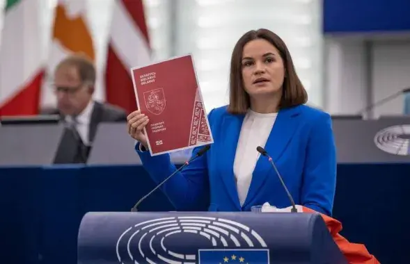 Святлана Ціханоўская паказвае узор пашпарта "Новай Беларусі"
