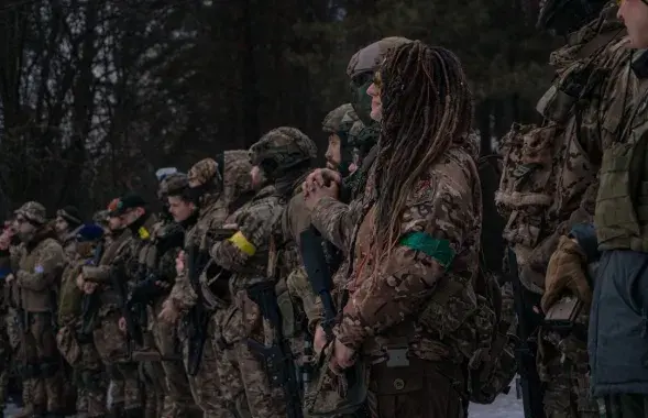 Украинские бойцы ведут бои с численно преобладающим противником
