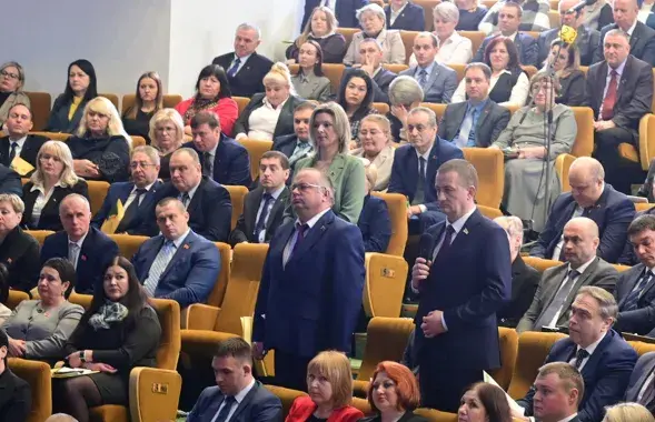 Старшыня КДК Васіль Герасімаў стаіць у цэнтры

