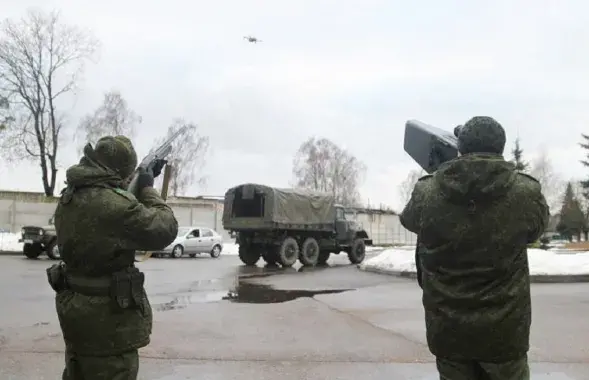 Беларусаў вучаць збіваць дроны
