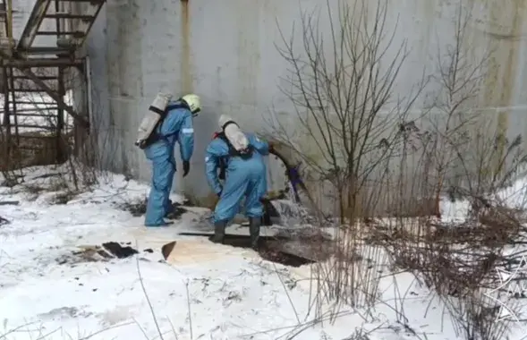 Спасатели возле бочки с калийно-аммиачной смесью
