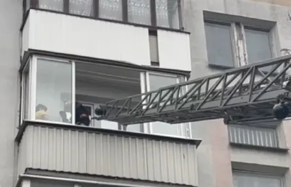 Спасатель попал на балкон с помощью автолестницы

