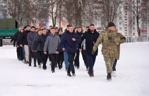 Бойцы молодежных отрядов БРСМ
