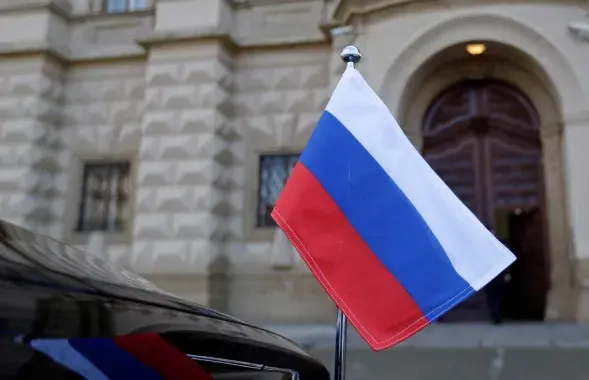 Машина российского посла перед зданием МИД Чехии, иллюстративное фото
