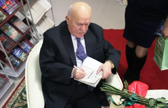 Мікалай Чаргінец падпісвае адну са сваіх шматлікіх кніг
