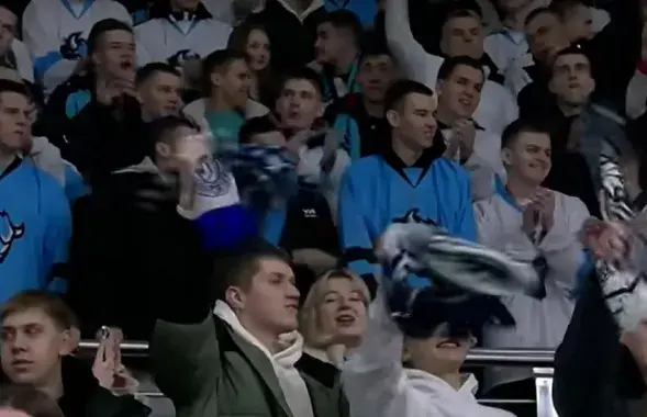 Заўзятары мінскага "Дынама" на матчы з "Куньлунем"
