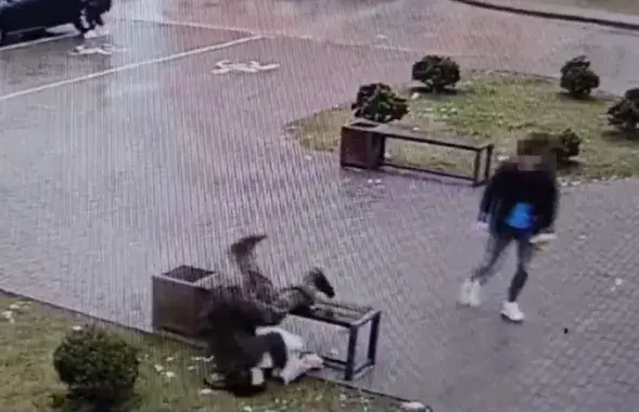 Ад удару пацярпелы пераляцеў праз лаўку.
