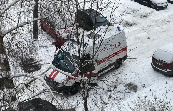 Машина скорой помощи в одном из минских дворов
