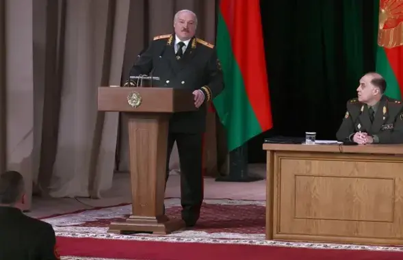 Аляксандр Лукашэнка ў Цэнтральным доме афіцэраў не мог стрымаць эмоцый
