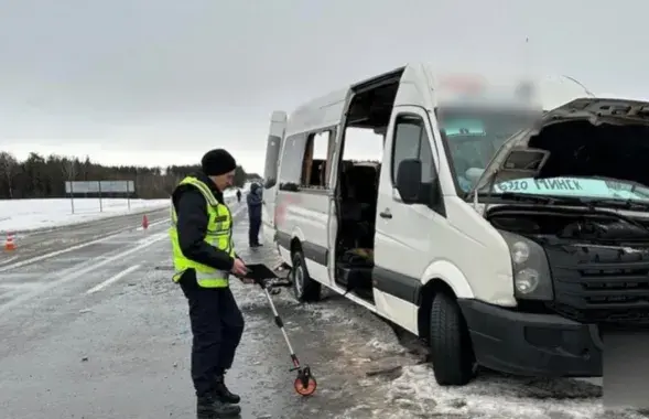 На пярэдняй восі мікрааўтобуса была зношаная гума
