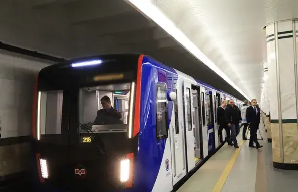 Поезд метро
