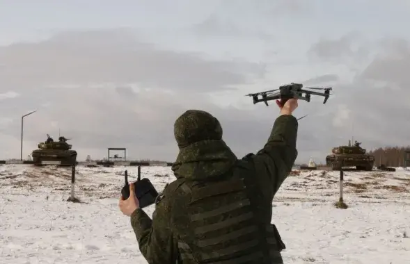 Белорусский военный на занятиях на полигоне
