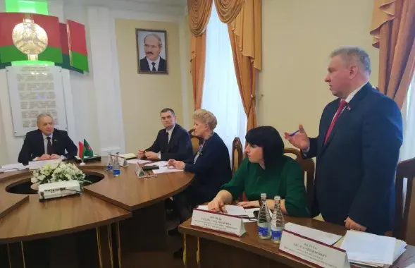 Игорь Сергеенко (слева) на совещании с чиновниками на Витебщине
