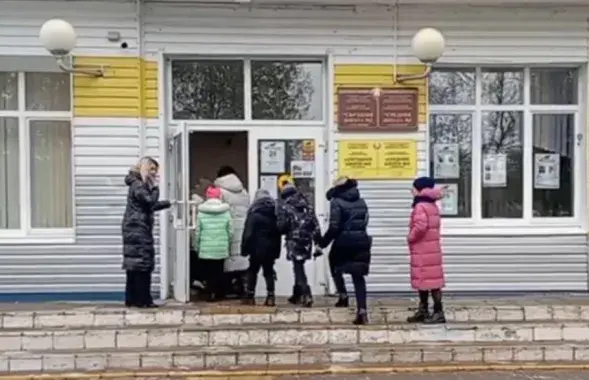 Дети возвращаются в школу после ликвидации причины задымления
