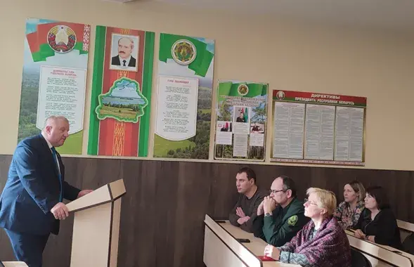 У Беларусі падчас рэпрэсій беларусы моўчкі слухаюць прапагандыстаў і "кандыдатаў"
