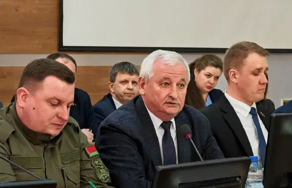 Петр Пархомчик (в центре)
