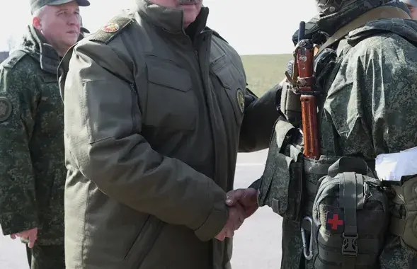 Аляксандр Лукашэнка падчас паездкі ў Ашмянскі раён

