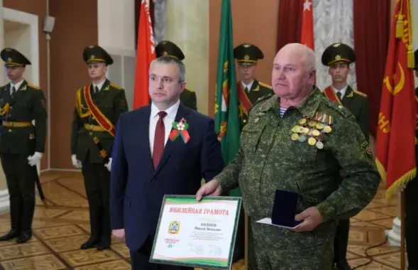 Старшыня аблвыканкаму Крупко уручае грамату Басянкову ў 2023 годзе&nbsp;
