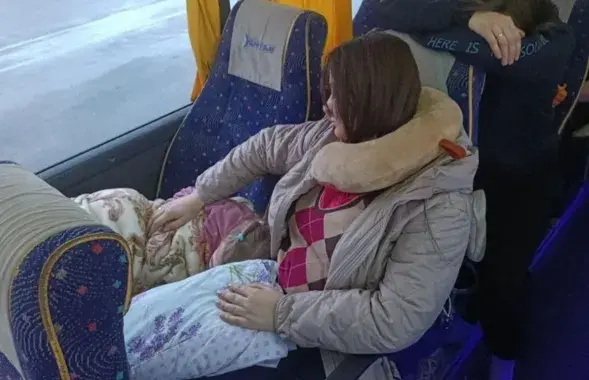 Дети устали и уснули в автобусе&nbsp;
