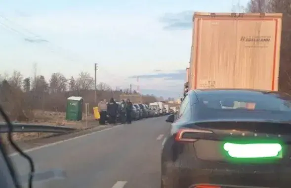 Чарга на латвійска-беларускай мяжы
