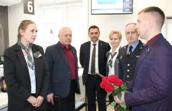 Банкаўскай работніцы ўручылі падзяку і каштоўны падарунак

