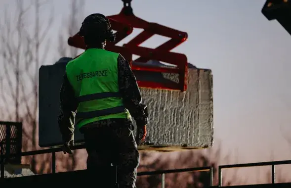 Устаноўка бетонных блокаў на ўсходняй мяжы Латвіі

