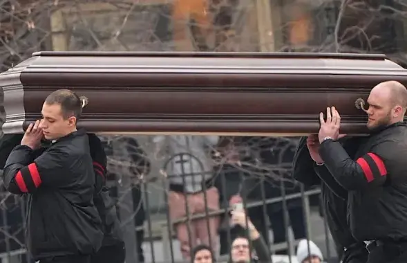 Гроб с Алексеем Навальным несут в храм
