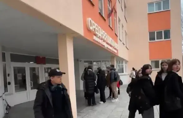 Всех учеников вывели из здания еще до приезда спасателей

