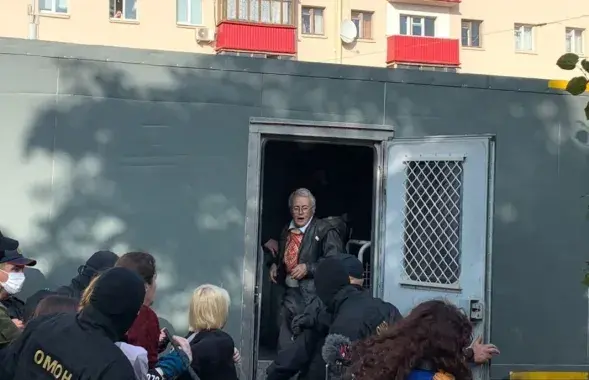 В автозаке Нина Богинская, сентябрь 2020-го
