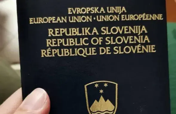 Белорус получил первый паршпорт иностранца в Словении
