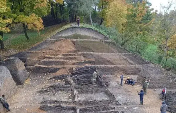 Археалагічныя раскопкі гарадзішча на Менцы
